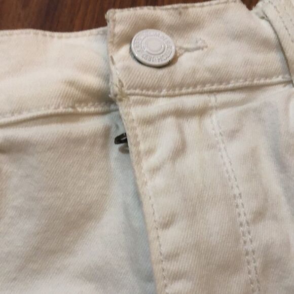 Abercrombie White high-rise short size 6 distressed - Picture 6 of 6